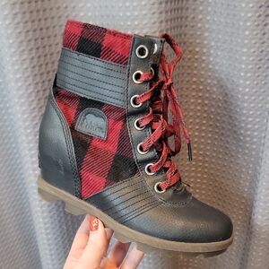 Sorel Lexie Wedge Boots Booties In Red Buffalo Plaid Size 4